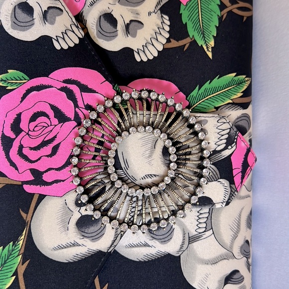 Wilbur & Gussie, Edith skulls and roses lady clutch bag. - Picture 3 of 5